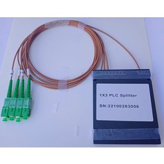 PLC 1x3-G657A1-SC/APC-2mm/1m PLAST BOX - optický rozbočovač 1x3, G657A1, SC/APC konektory, priemer kábla: 2mm, dĺžka kábla: 1m, hnedý