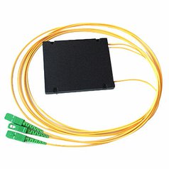 PLC 1x2-G657A1-SC/APC-2mm/1m PLAST BOX - optický rozbočovač 1x2, G657A1, SC/APC konektory, priemer kábla: 2mm, dĺžka kábla: 1m, plastový box: 100*80*10mm