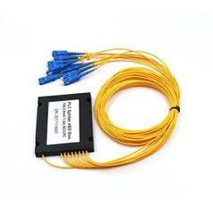 PLC 1x8-G657A1-SC/PC-2mm/1m PLAST BOX - optický rozbočovač 1x8, G657A1, SC/PC konektory, priemer kábla: 2mm, dĺžka kábla: 1m, plastový box: 100*80*10mm